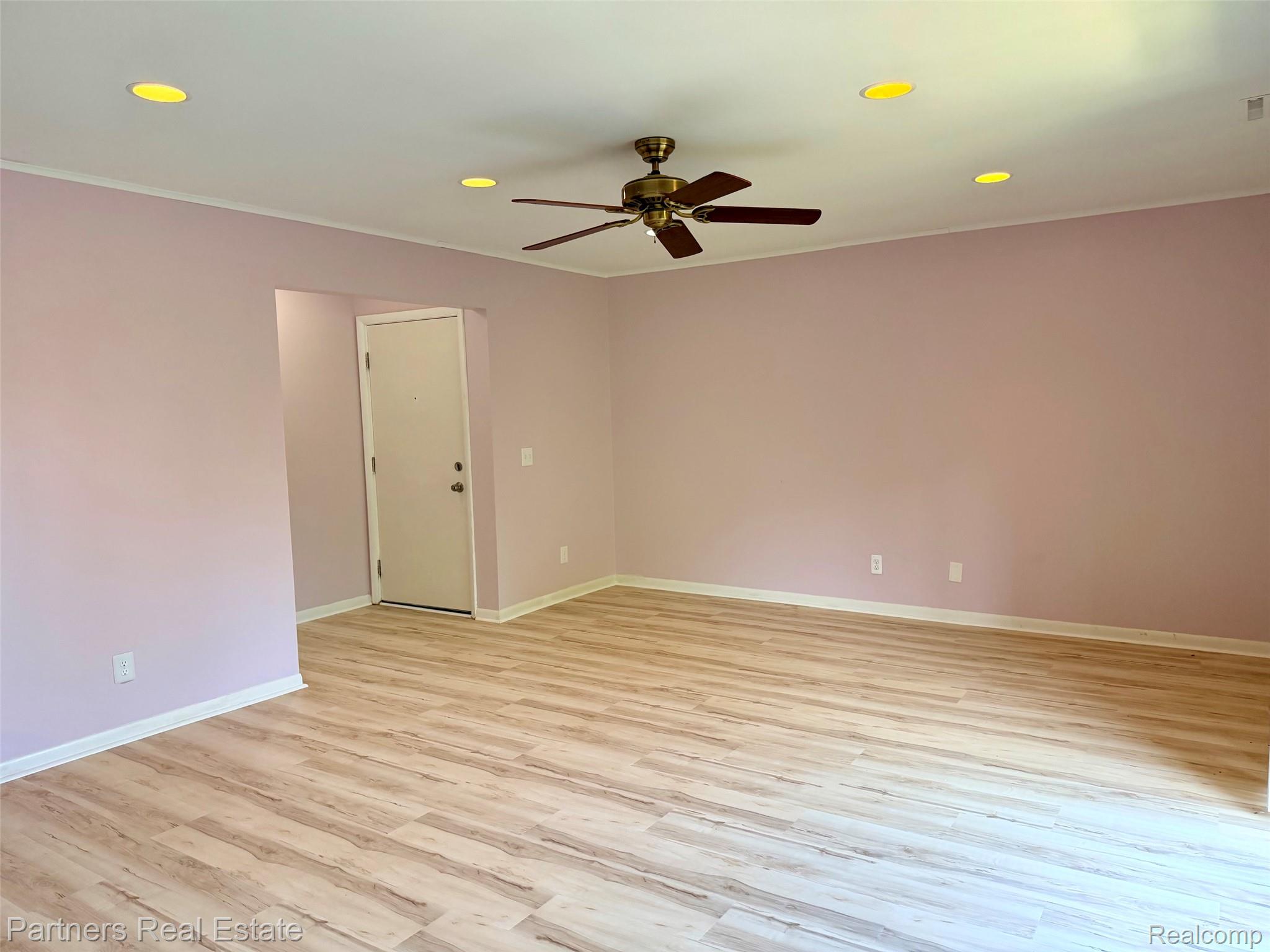 507 West Highland Road, Unit 11 Howell, MI 48843 - Photo 4 of 29 Living Room