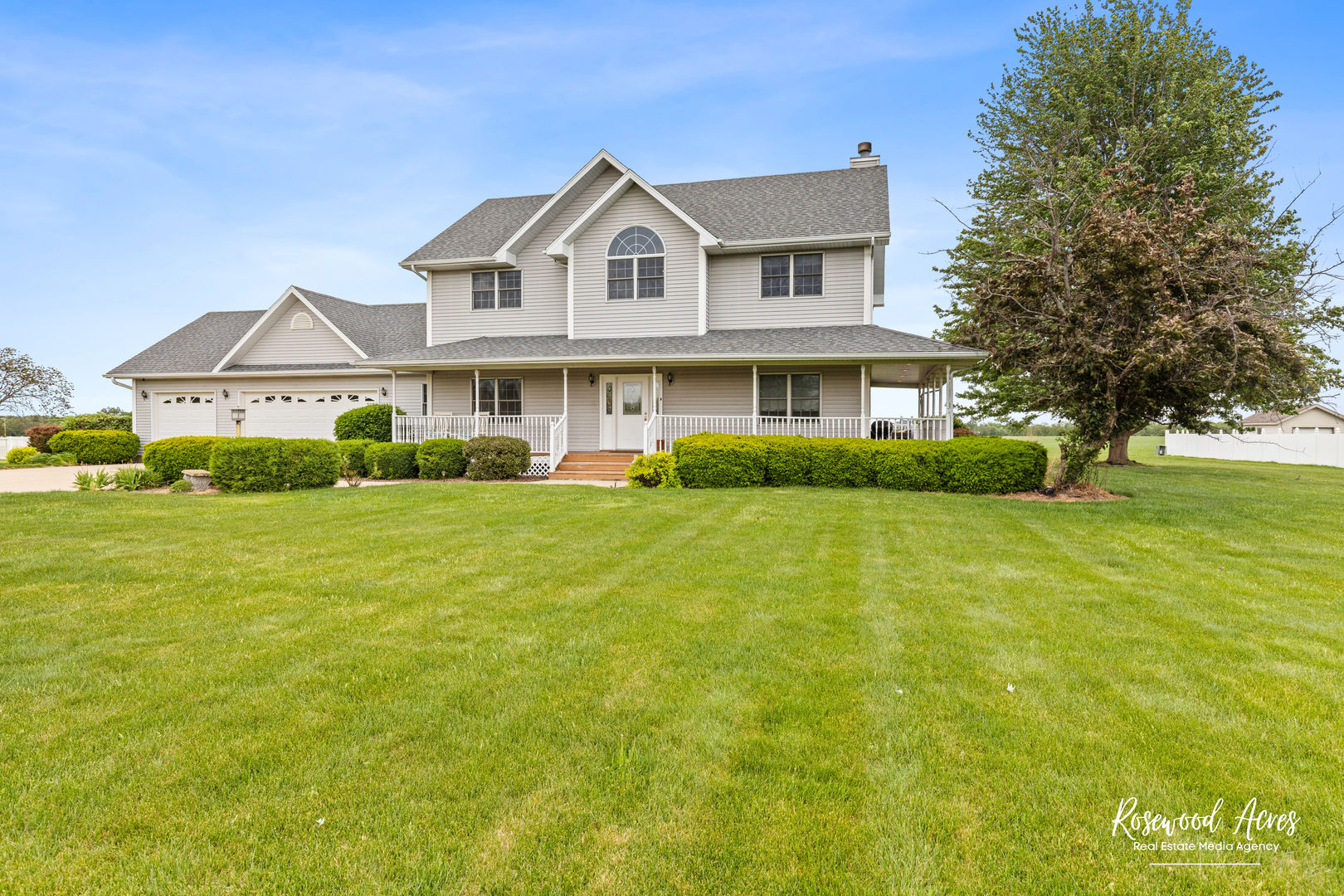 2021 Wiley Ridge Road Kankakee, IL 60901 - Photo 3 of 32 a front view of a house with a yard