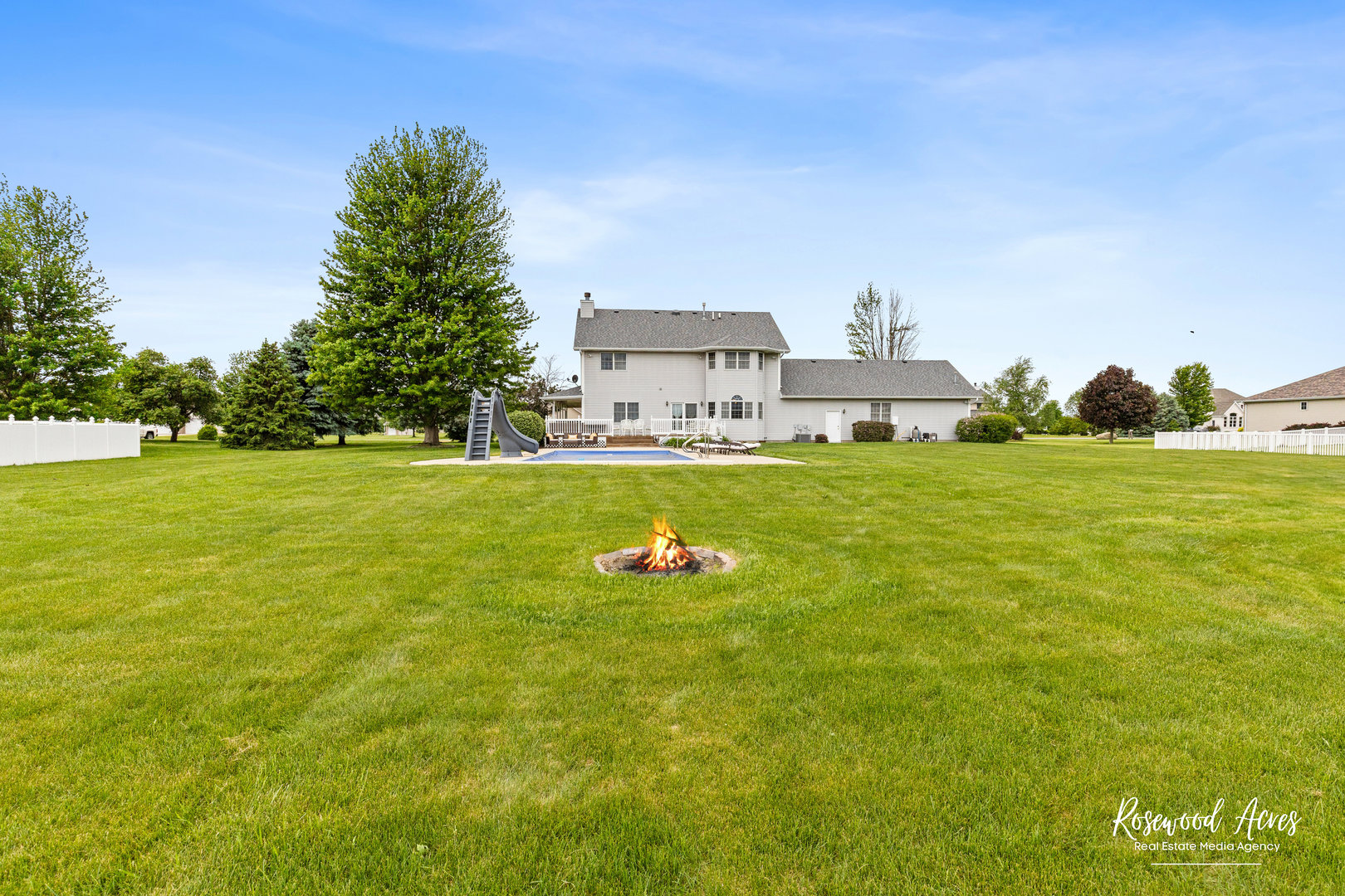 2021 Wiley Ridge Road Kankakee, IL 60901 - Photo 4 of 32 a house with a garden