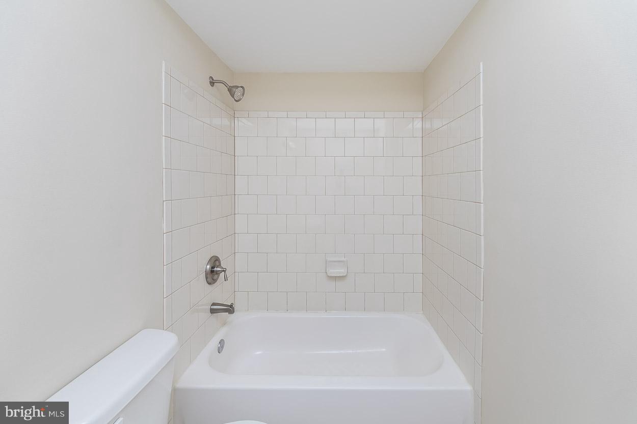 2737 Parallel Path Abingdon, MD 21009 - Photo 27 of 29 Bath (Master)