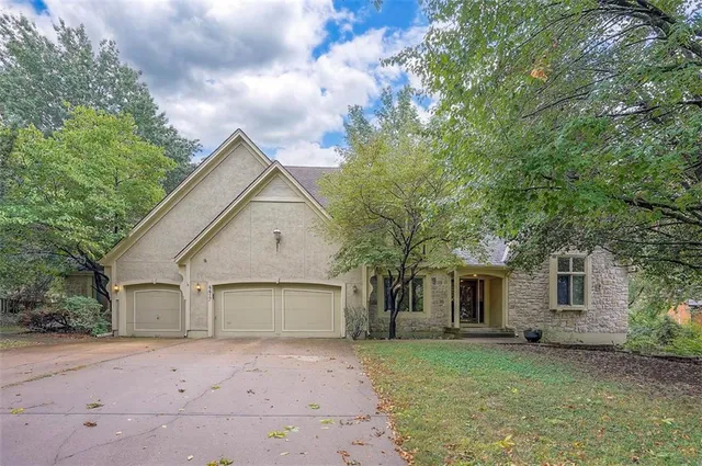 $630,000 | 4417 West 130th Street, Leawood, KS 66209