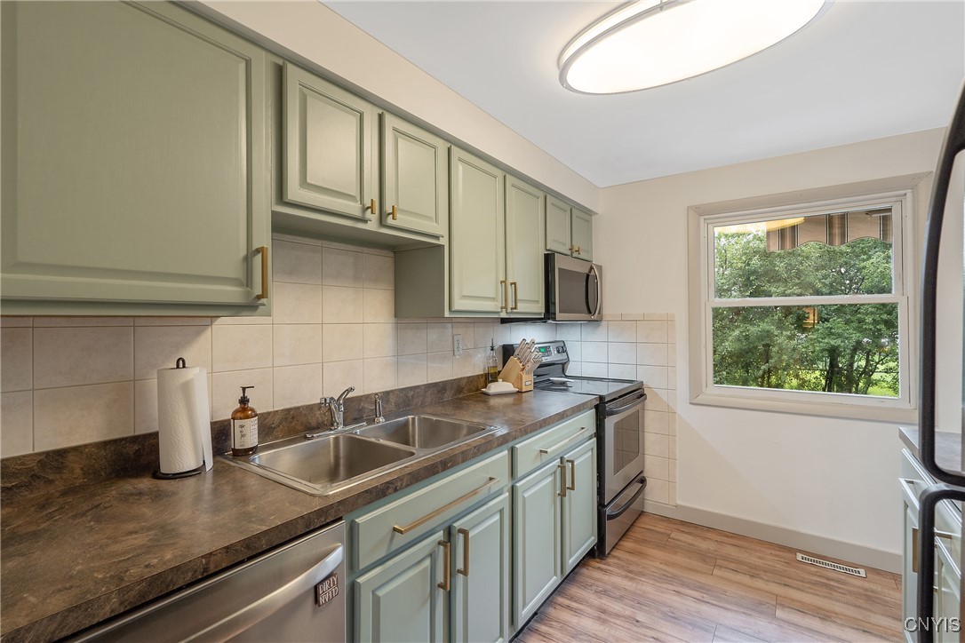 7388 Oak Post Road Clay, NY 13088 - Photo 14 of 39