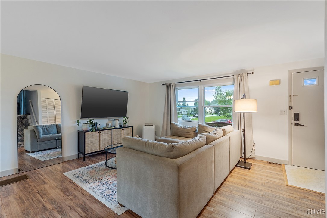 7388 Oak Post Road Clay, NY 13088 - Photo 5 of 39