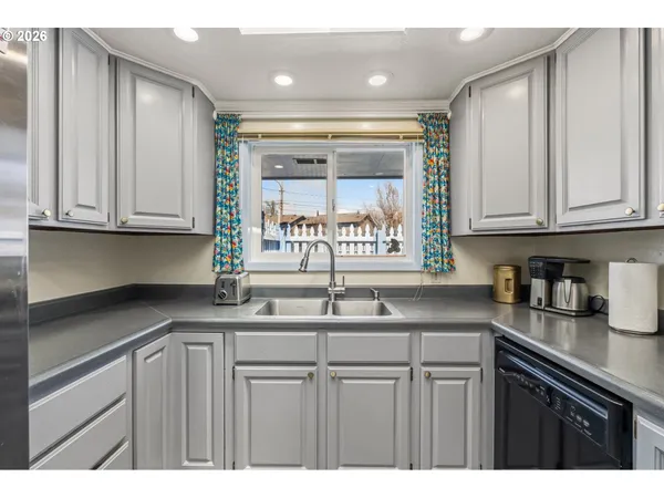 $440,000 | 2956 Willakenzie Road, Eugene, OR 97401