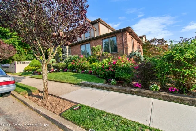 $1,649,000 | 5 Birchard Avenue | Willowbrook