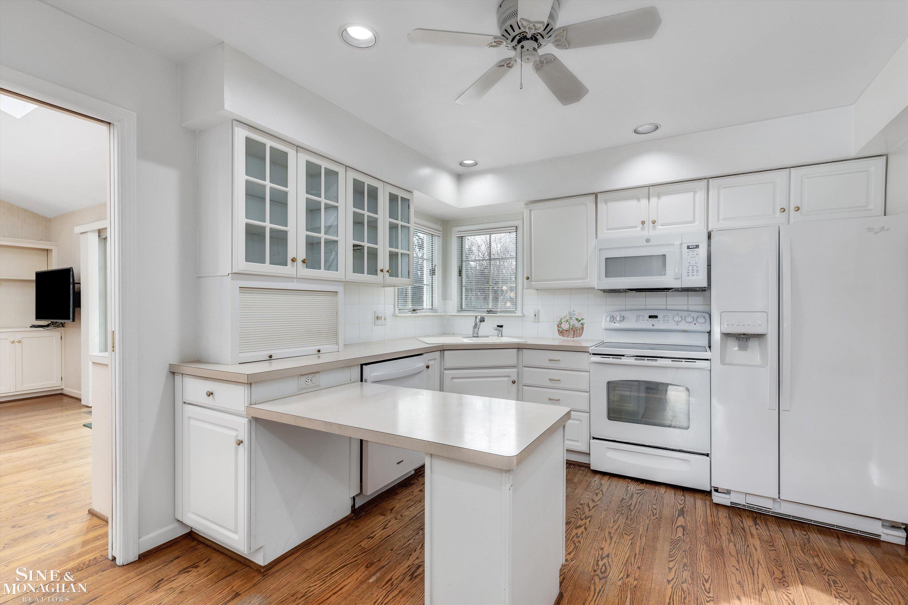 262 Stephens Road Grosse Pointe, MI 48236 - Photo 12 of 33 50166432-8d10c3b0-169b-48a2-bdd0-4c24db20aca6.JPG