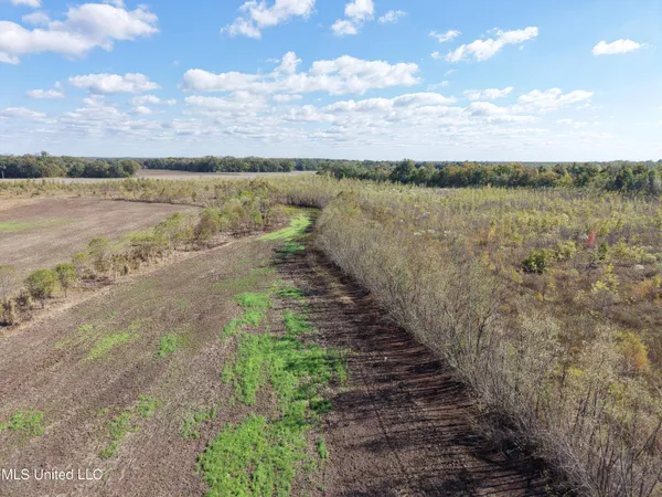 $275,500 | Lake Drive, Dundee, MS 38626