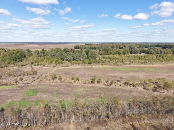 $275,500 | Lake Drive, Dundee, MS 38626