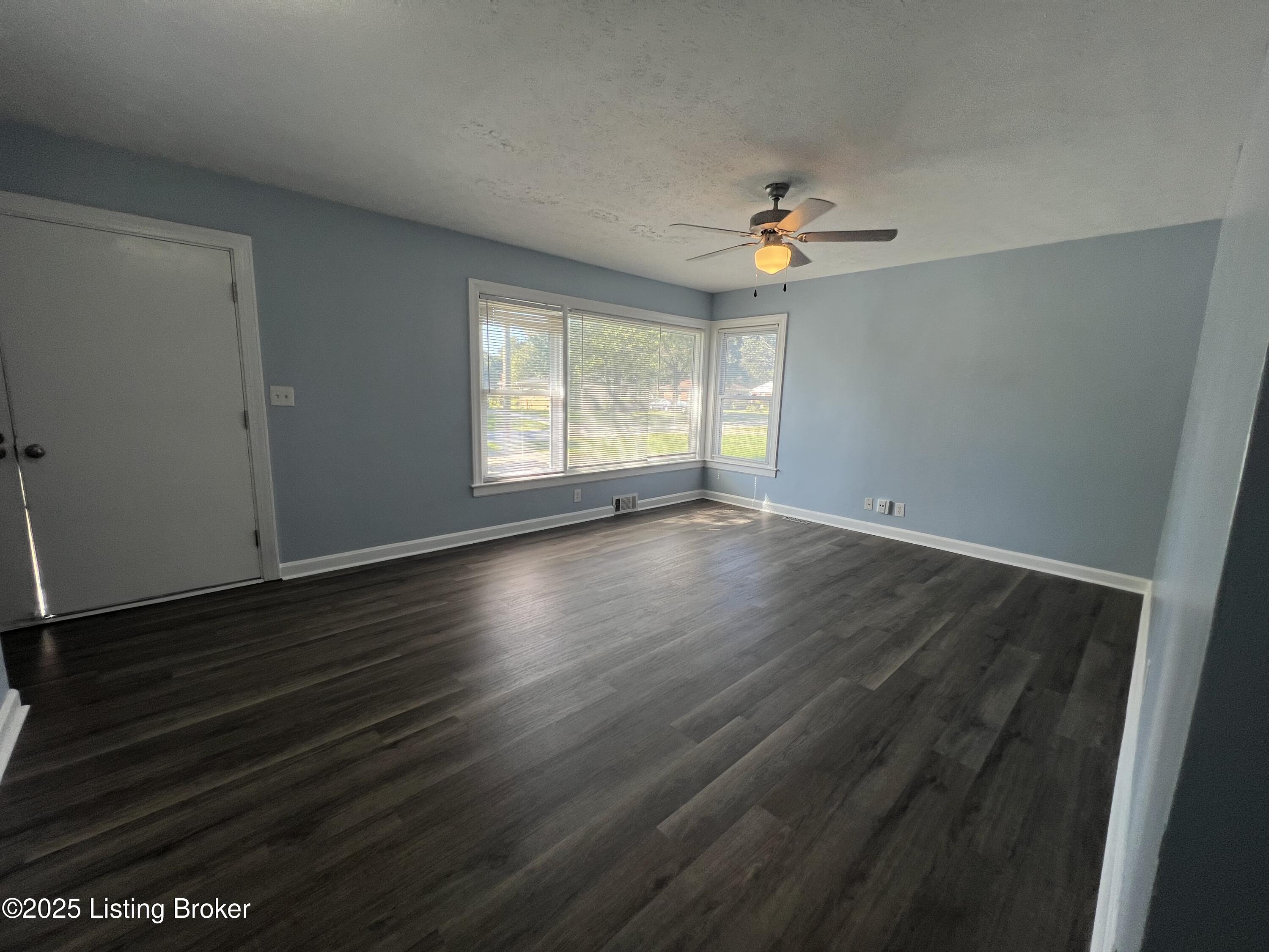 2231 Peaslee Road Louisville, KY 40216 - Photo 10 of 47 Living Room 1