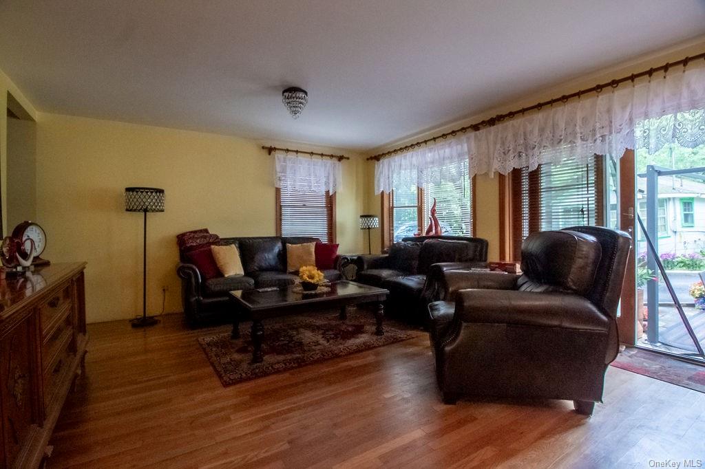 1105 Ulster Heights Road Ellenville, NY 12428 - Photo 21 of 36 Living room