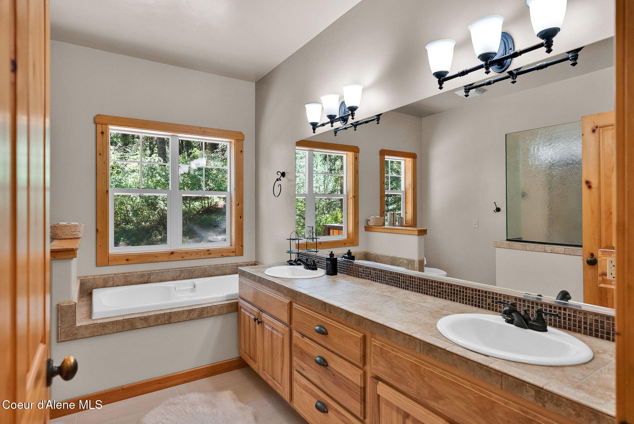 316 Brisboys Road Sagle, ID 83860 - Photo 28 of 77 Primary Bathroom