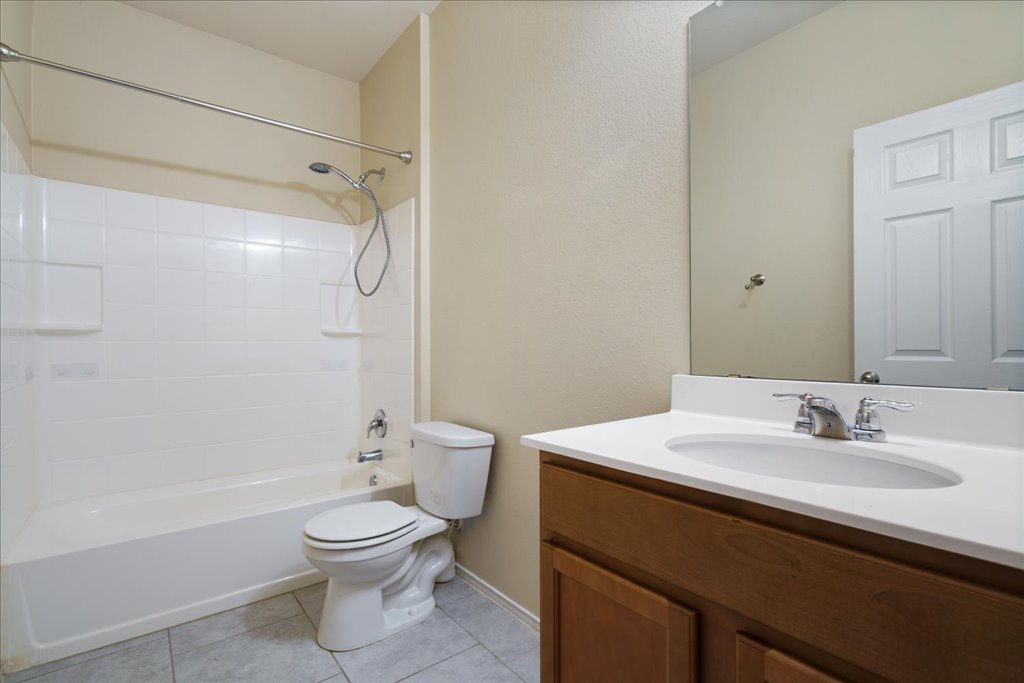 194 Yellowbark Street Buda, TX 78610 - Photo 14 of 19 Secondary bathroom
