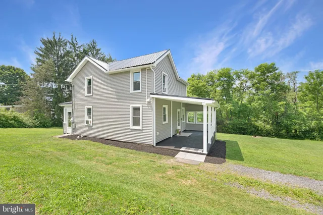 a view of a house with backyard and garden