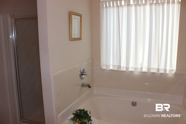 28702 Canterbury Road Daphne, AL 36526 - Photo 18 of 25 Master Tub & Shower
