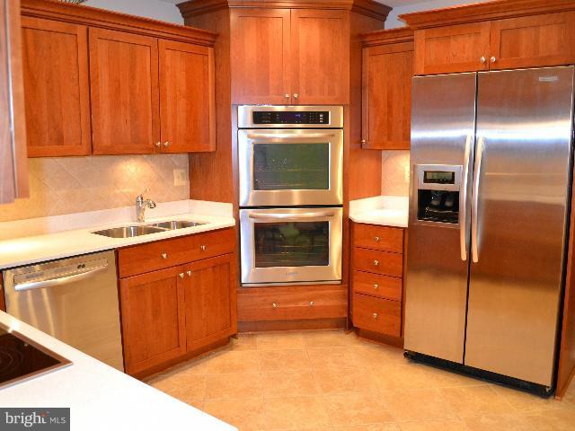 10804 Midsummer Drive Reston, VA 20191 - Photo 17 of 30 Kitchen