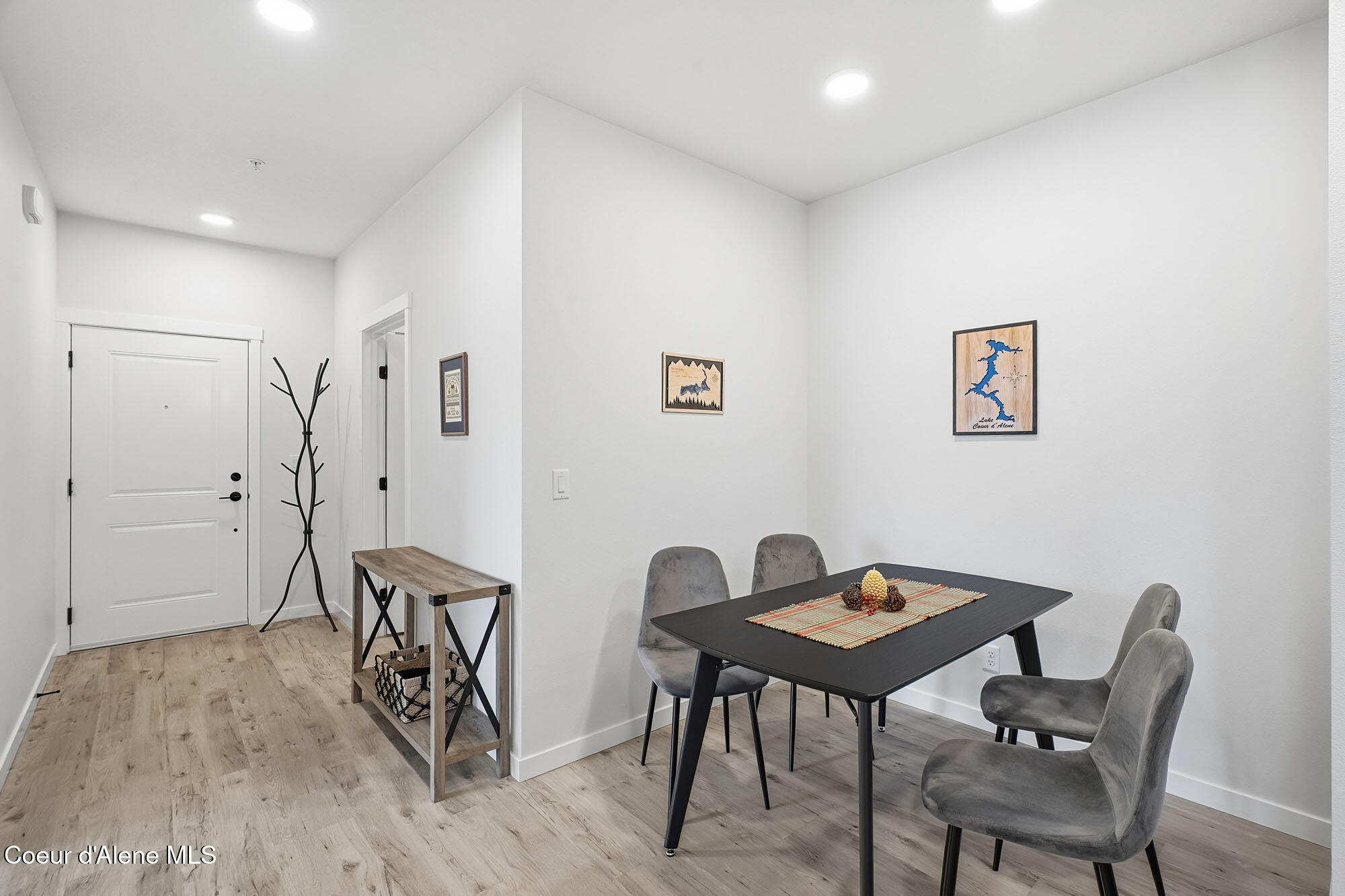 6510 North Atlas Road, Unit 207 Coeur D'Alene, ID 83815 - Photo 11 of 27 Foyer / Dining