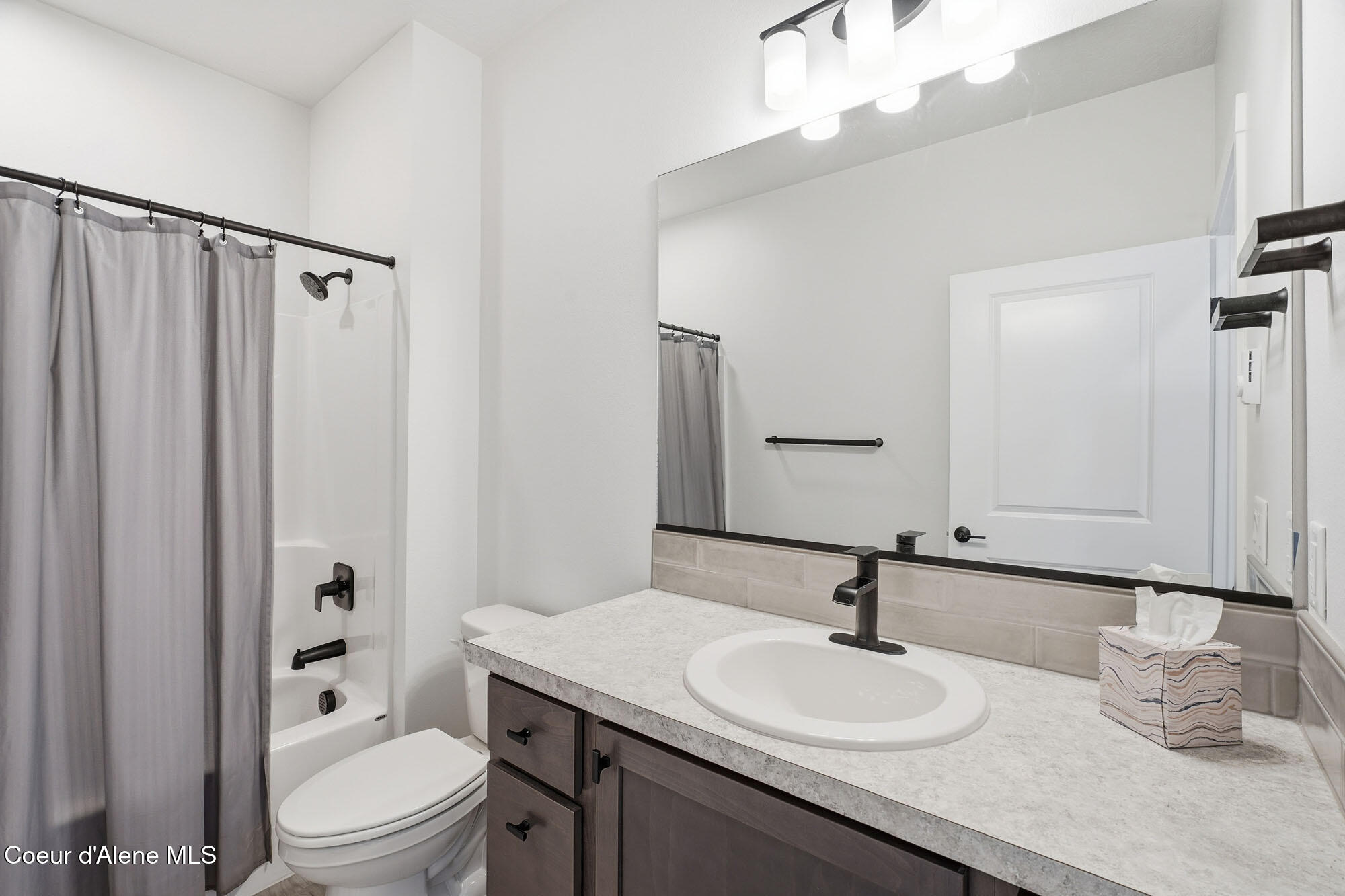 6510 North Atlas Road, Unit 207 Coeur D'Alene, ID 83815 - Photo 22 of 27 Hall Bathroom