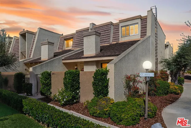 $729,000 | 18419 Collins Street, Unit A, Tarzana, CA 91356