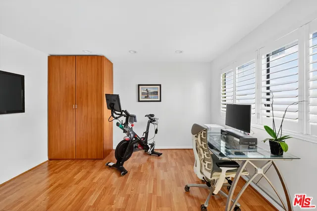 $729,000 | 18419 Collins Street, Unit A, Tarzana, CA 91356