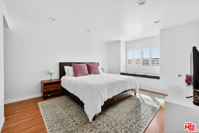 $729,000 | 18419 Collins Street, Unit A, Tarzana, CA 91356