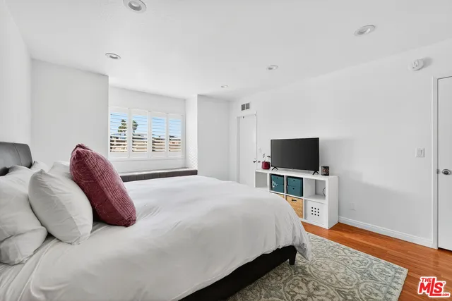 $729,000 | 18419 Collins Street, Unit A, Tarzana, CA 91356