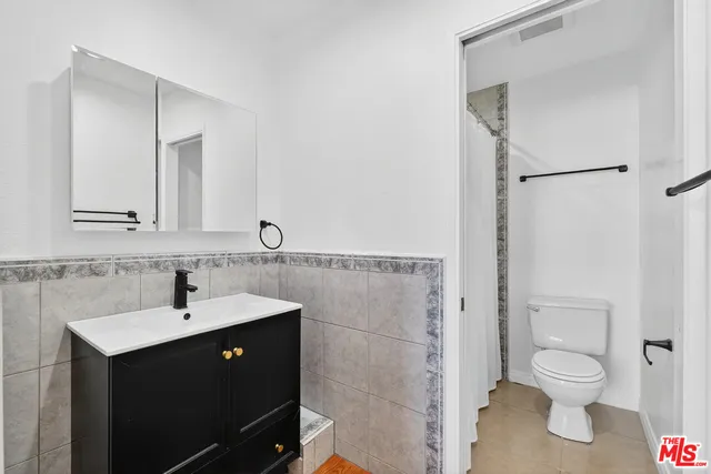 $729,000 | 18419 Collins Street, Unit A, Tarzana, CA 91356