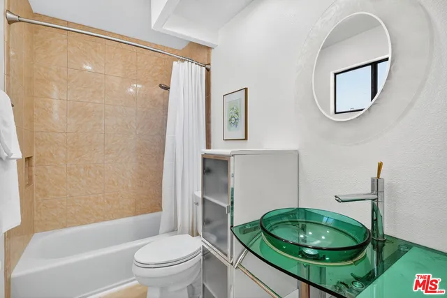 $729,000 | 18419 Collins Street, Unit A, Tarzana, CA 91356