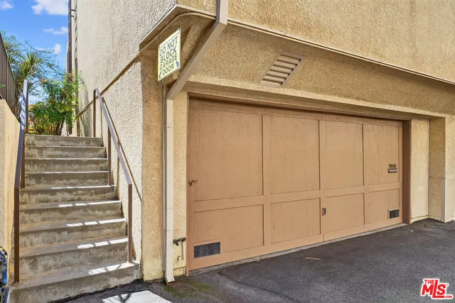 $729,000 | 18419 Collins Street, Unit A, Tarzana, CA 91356