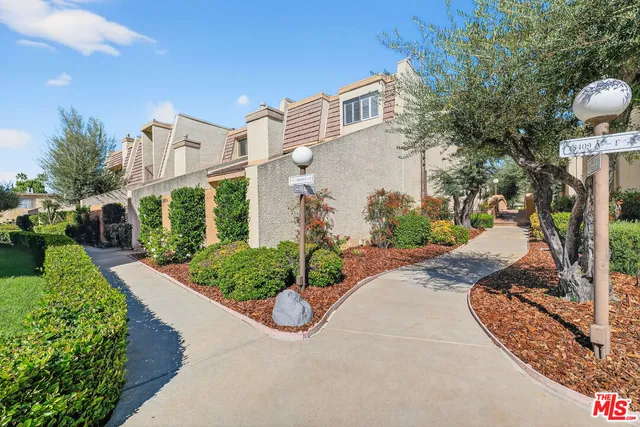 $729,000 | 18419 Collins Street, Unit A, Tarzana, CA 91356