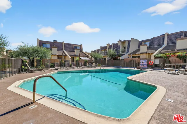 $729,000 | 18419 Collins Street, Unit A, Tarzana, CA 91356