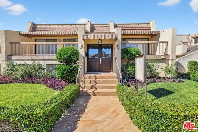 $729,000 | 18419 Collins Street, Unit A, Tarzana, CA 91356