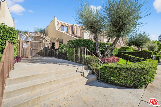 $729,000 | 18419 Collins Street, Unit A, Tarzana, CA 91356