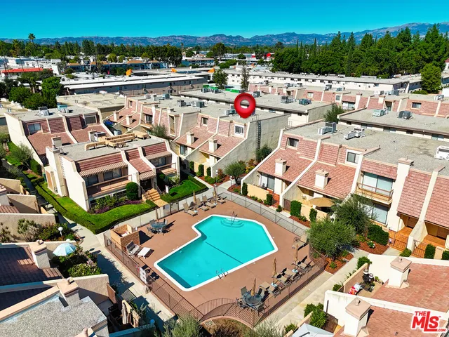 $729,000 | 18419 Collins Street, Unit A, Tarzana, CA 91356