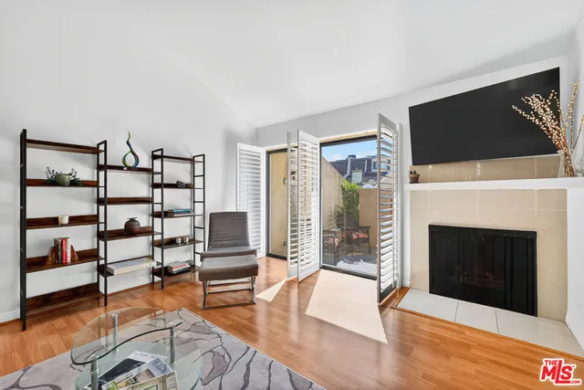 $729,000 | 18419 Collins Street, Unit A, Tarzana, CA 91356