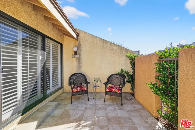 $729,000 | 18419 Collins Street, Unit A, Tarzana, CA 91356