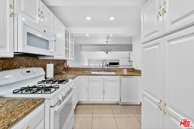 $729,000 | 18419 Collins Street, Unit A, Tarzana, CA 91356