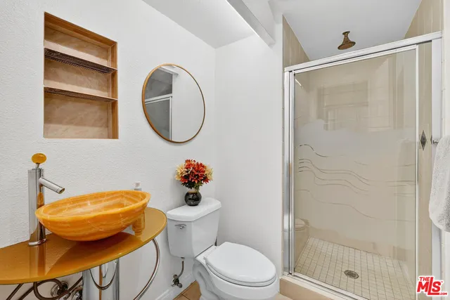 $729,000 | 18419 Collins Street, Unit A, Tarzana, CA 91356