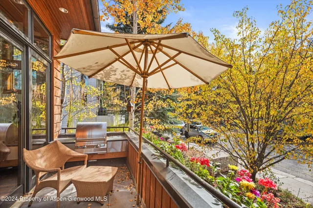 a view of a backyard of the house