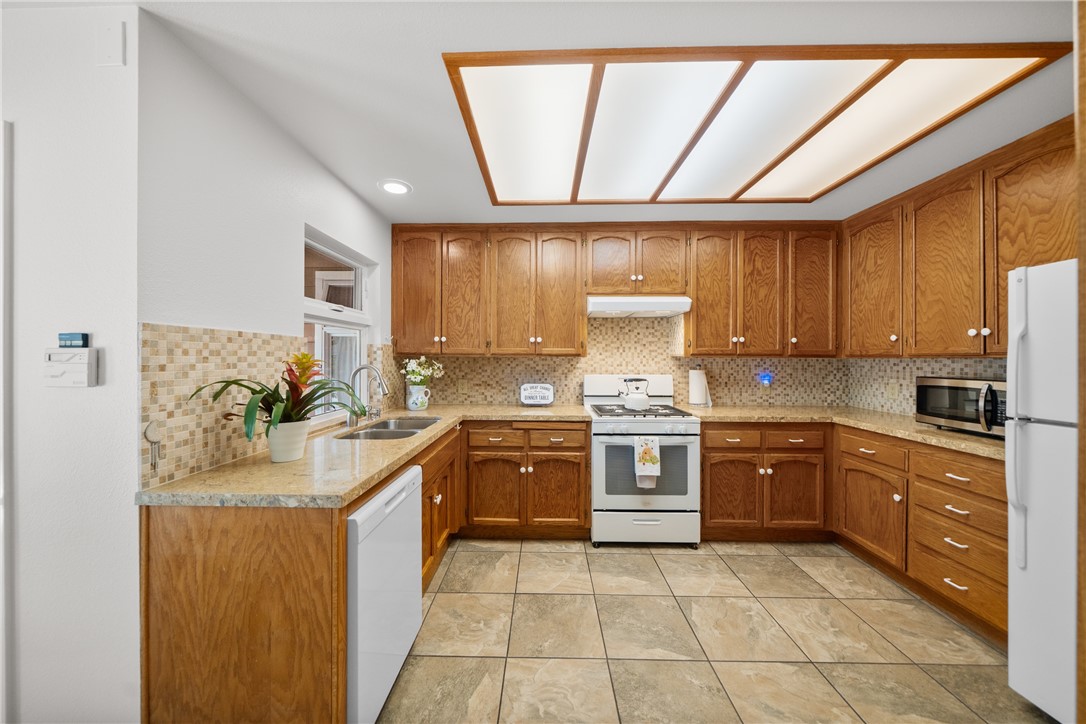 720 Carnation Lane Fallbrook, CA 92028 - Photo 10 of 45 Kitchen