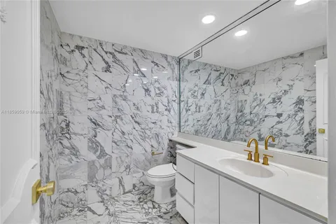 $1,250,000 | 5255 Collins Avenue, Unit 14D, Miami Beach, FL 33140