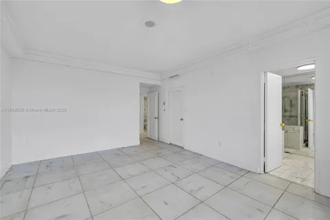 $1,250,000 | 5255 Collins Avenue, Unit 14D, Miami Beach, FL 33140