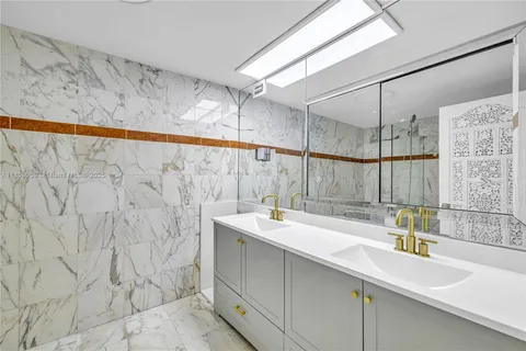 $1,250,000 | 5255 Collins Avenue, Unit 14D, Miami Beach, FL 33140