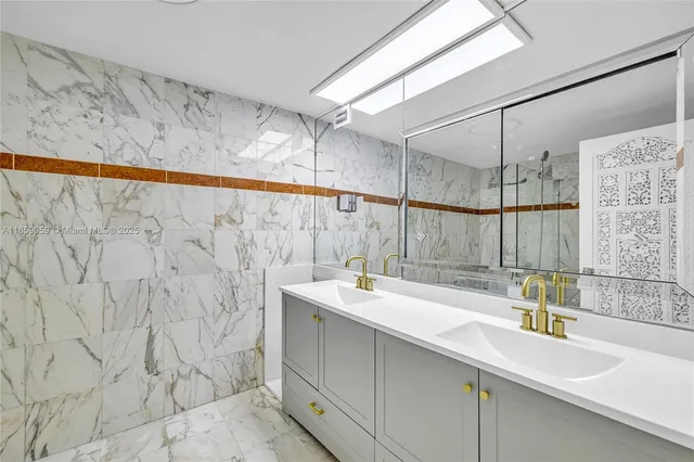 $1,250,000 | 5255 Collins Avenue, Unit 14D, Miami Beach, FL 33140