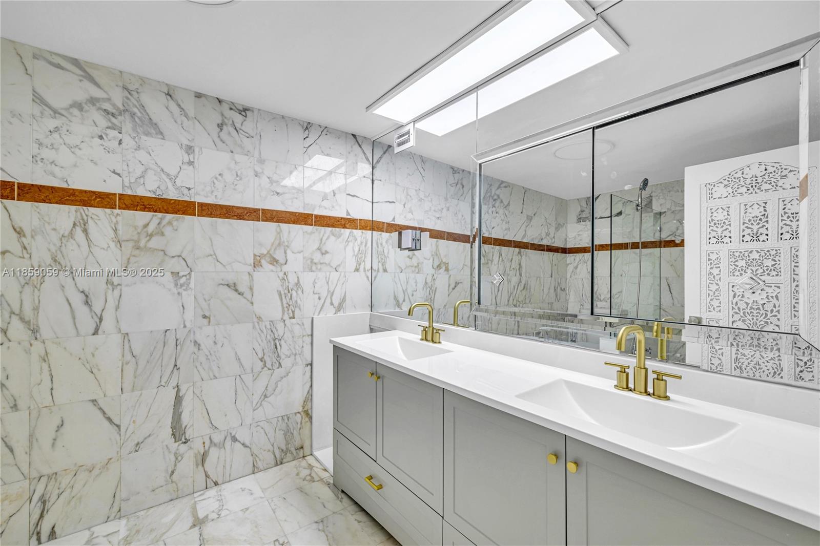 5255 Collins Avenue, Unit 14D Miami Beach, FL 33140 - Photo 16 of 21