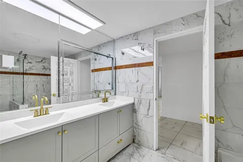 $1,250,000 | 5255 Collins Avenue, Unit 14D, Miami Beach, FL 33140