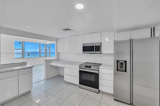 $1,250,000 | 5255 Collins Avenue, Unit 14D, Miami Beach, FL 33140