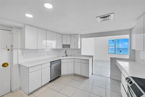 $1,250,000 | 5255 Collins Avenue, Unit 14D, Miami Beach, FL 33140