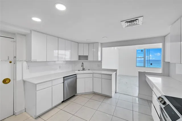 $1,250,000 | 5255 Collins Avenue, Unit 14D, Miami Beach, FL 33140