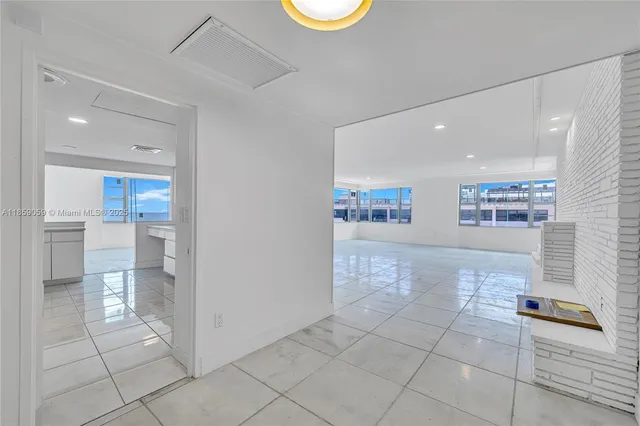 $1,250,000 | 5255 Collins Avenue, Unit 14D, Miami Beach, FL 33140
