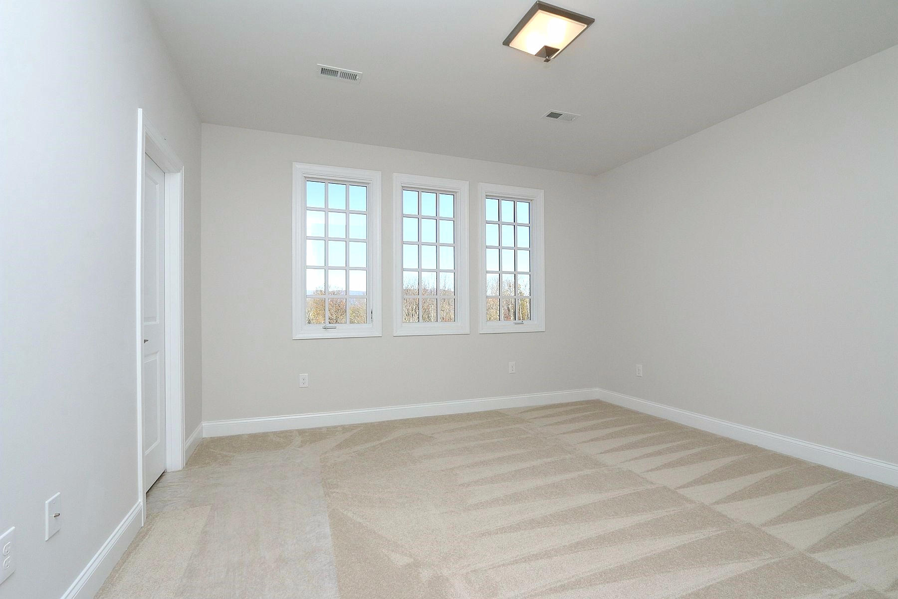 6875 Fairway Ridge Road Salem, VA 24153 - Photo 64 of 91 an empty room with a window